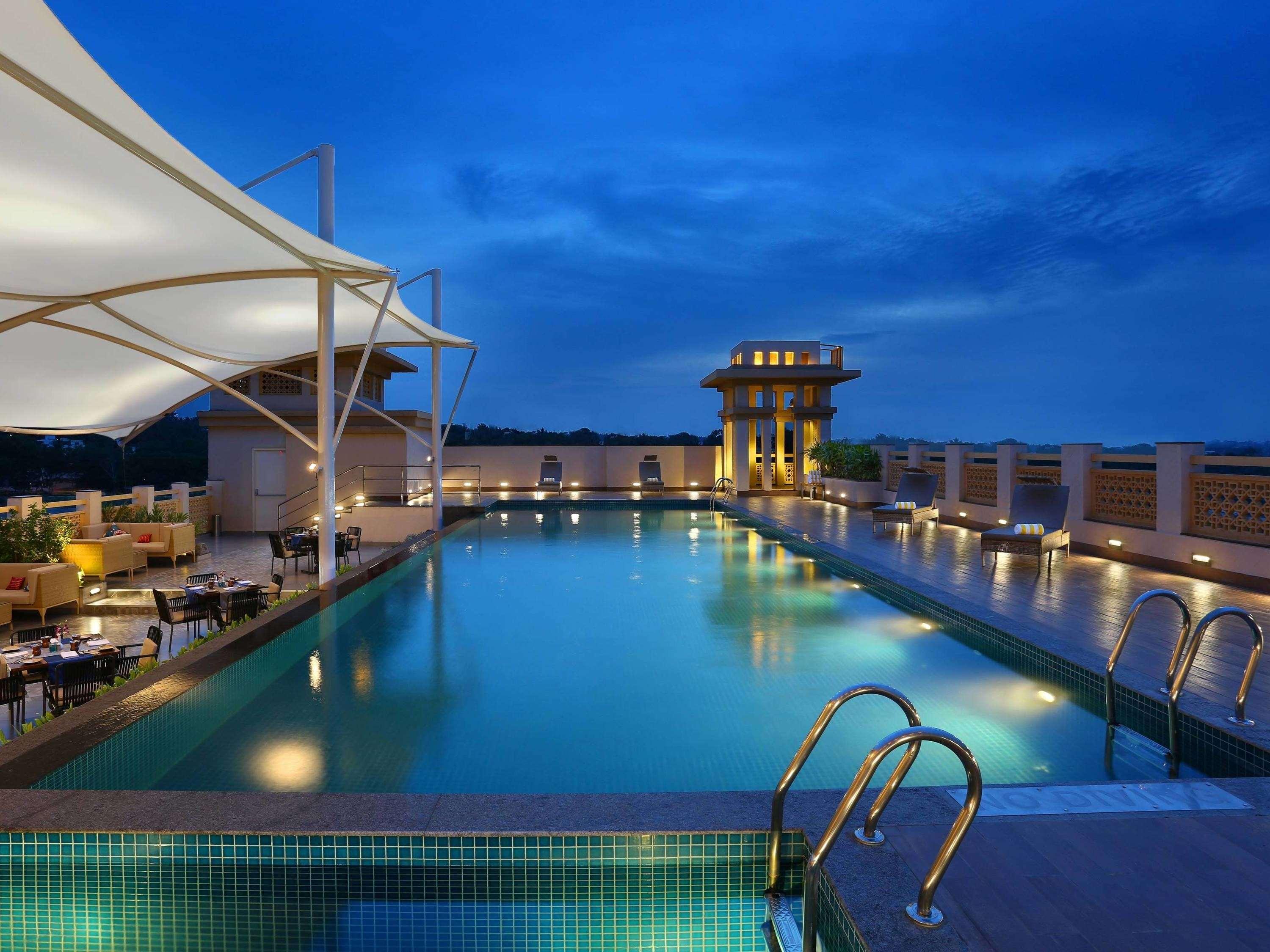Grand Mercure Mysore - An Accor Brand Zewnętrze zdjęcie The swimming pool at the hotel