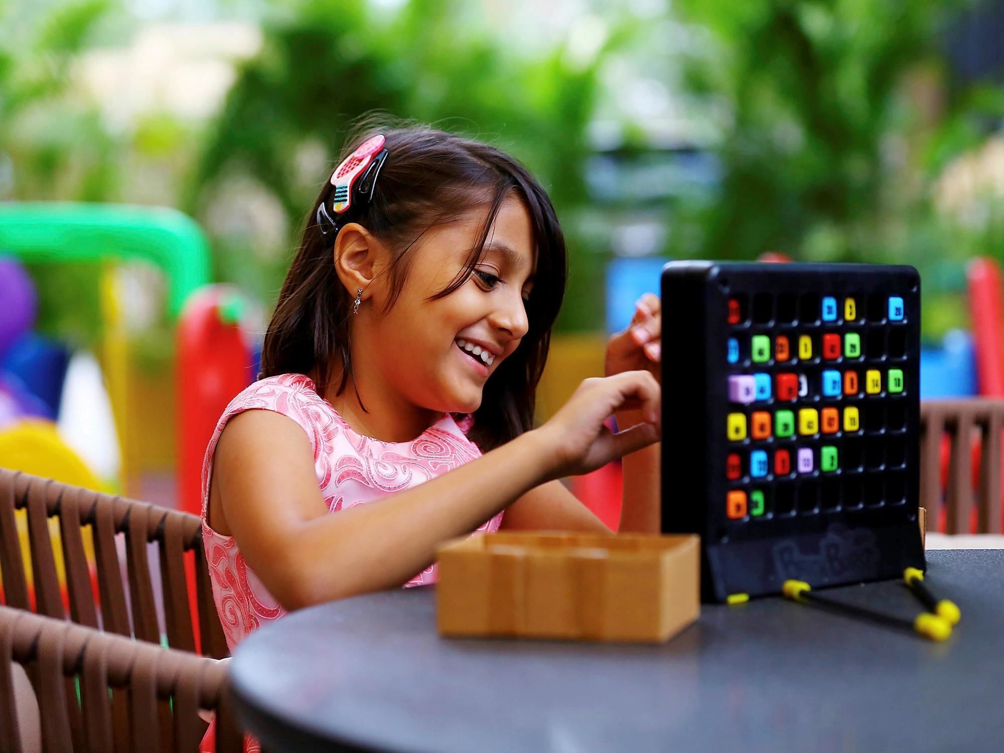 Grand Mercure Mysore - An Accor Brand Zewnętrze zdjęcie A child playing with a tablet
