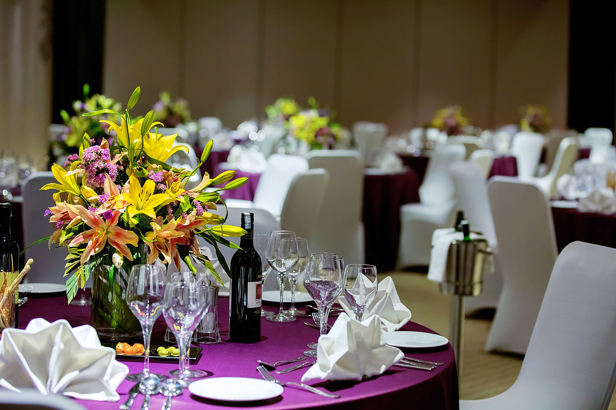 Grand Mercure Mysore - An Accor Brand Zewnętrze zdjęcie A table set for a formal dinner